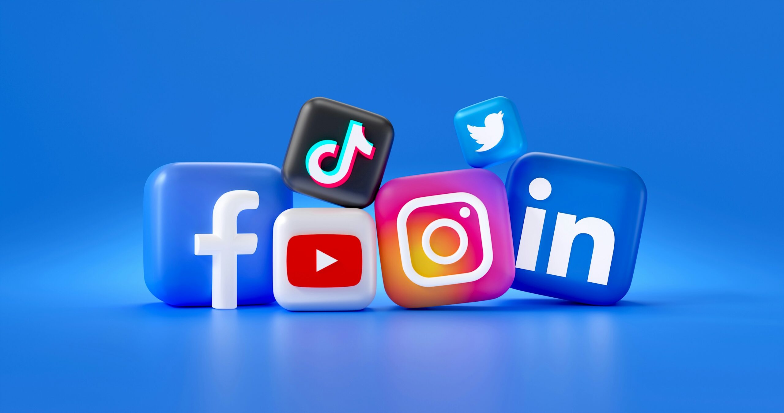 Various social media icons, including Facebook, TikTok, Twitter, YouTube, Instagram, and LinkedIn, on a blue background, illustrate off-page SEO strategies through social media engagement.